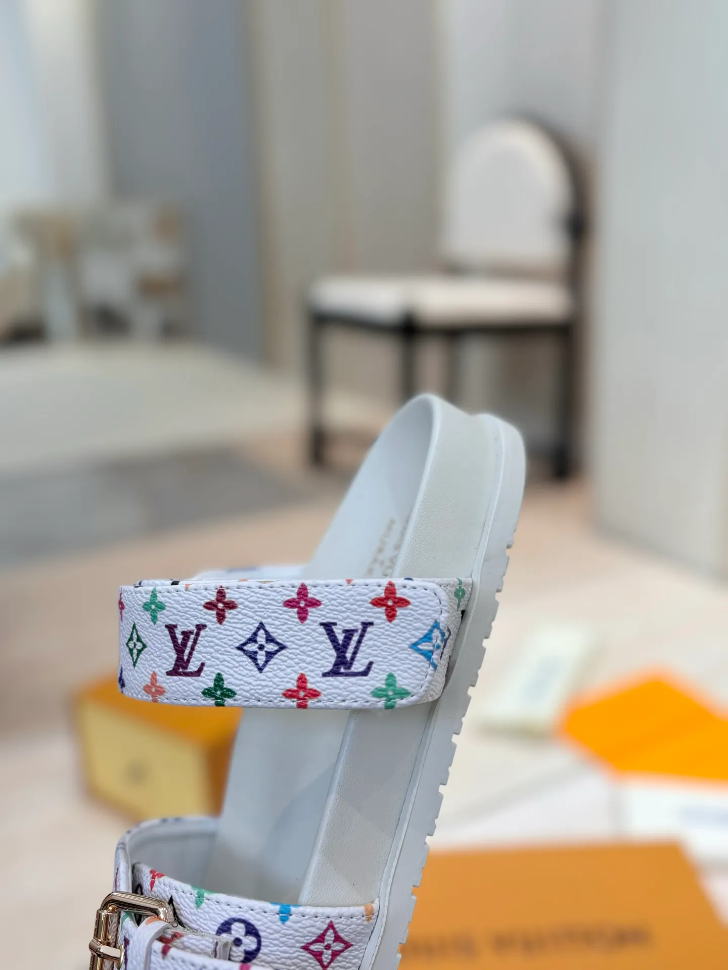 👟👟Ex-factory price 400👟👟 LV 2025 spring and summer new products 🥰 Popular LV donkey brand counters Embossed logo embossed sandals This Pool Pillow Comfort flat sandals are made of technical fabrics and use high-frequency embossing technology to reinterpret the Monogram pattern. Soft padded upper with adjustable Velcro, comfortable and tough insole adds harmonious colors 👍New hard goods, purchasing agent level! Full of high-end feel! A popular model among bloggers at home and abroad, it’s retro and fashionable and looks amazing on your feet! The official website's main recommendation 👍👍 ✅ Upper: waterproof special original fabric ✅ Inner lining: imported mixed sheepskin ✅ Outsole: original molded foam outsole ✅ Number of sizes: women's size 35-45 (women's size 41 men's 38.45, custom-made, non-refundable) ✅ Packaging: full set of drawer boxes ​